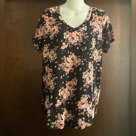 torrid Tops - Torrid Brand Women's size 1 Black & Pink Floral V Neck Tee Front Pocket